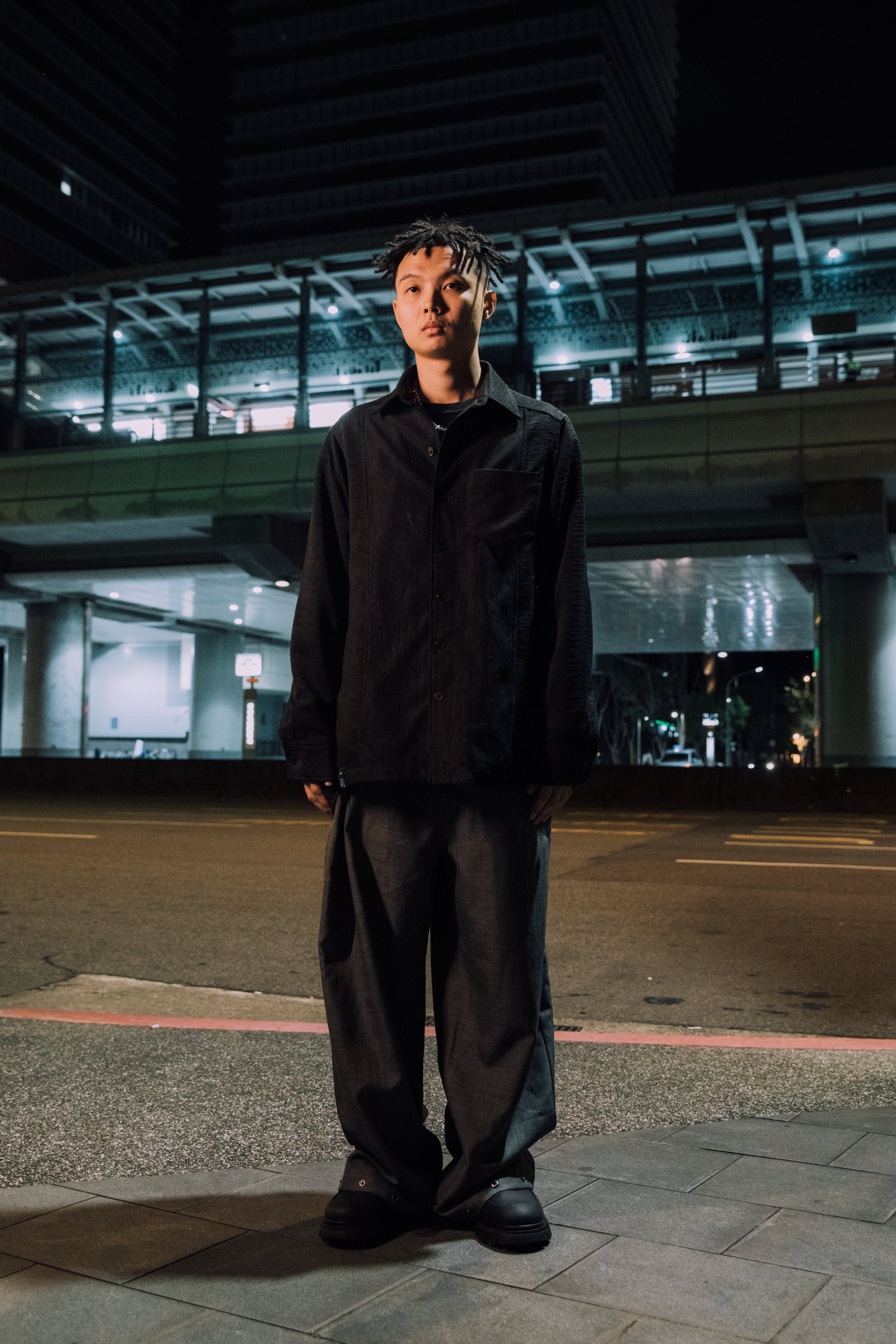 經緯向古波紋垂墜襯衫-暗墨黑 – JINEASTERNAU